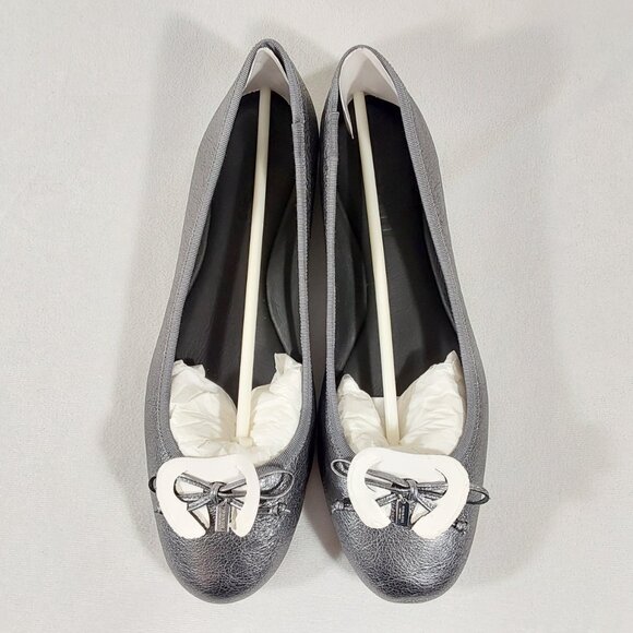 NIB Coach Flatiron Leather Ballet Flat in Metallic Gunmetal w Bow & Charm - 8 - Picture 3 of 13